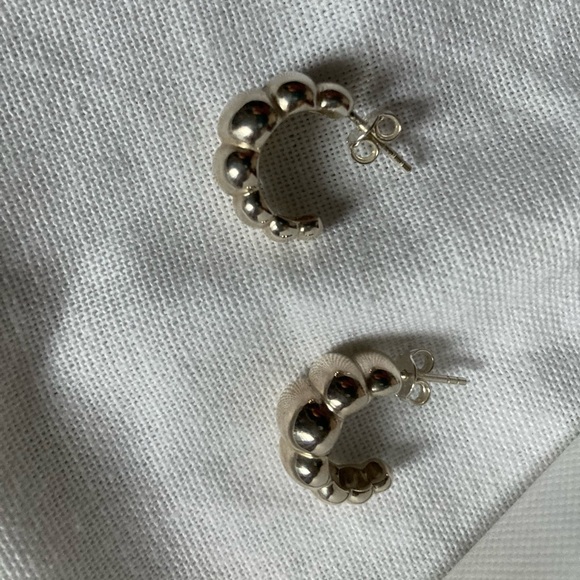 mejuri charlotte puffy hoops - Picture 4 of 5